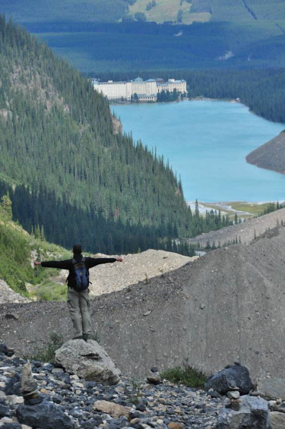 Tentando abraçar a magnífica paisagem ao redor do Lake Louise, em Alberta, no Canadá
